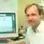 Computerwissenschaftler Tim Berners-Lee Erfinder des WWW Quellcodes vor einem Computerbildschirm im Jahr 1994 im Cern in Genf