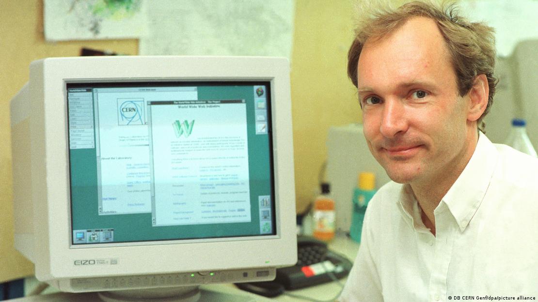 Sör Tim Berners-Lee, İsviçre'nin Cenevre kentindeki Avrupa Nükleer Araştırma Merkezi'nde (CERN)  - (11.06.1994)