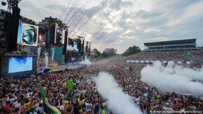 Die Hauptbühne des Tomorrowland Festivals in Belgien 2019 mit tausenden Menschen davor