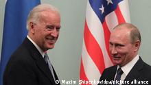 epa02625270 U.S. Vice President Joe Biden (L) shakes hands with Russian Prime Minister Vladimir Putin (R) during their meeting in Moscow, Russia 10 March 2011. Joe Biden is on a three-day visit in Russia. EPA/MAXIM SHIPENKOV ++ +++ dpa-Bildfunk +++ 