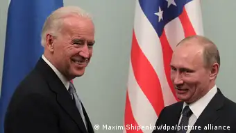 2011年，当时还是美国副总统的拜登和当时还是俄罗斯总理的普京握手