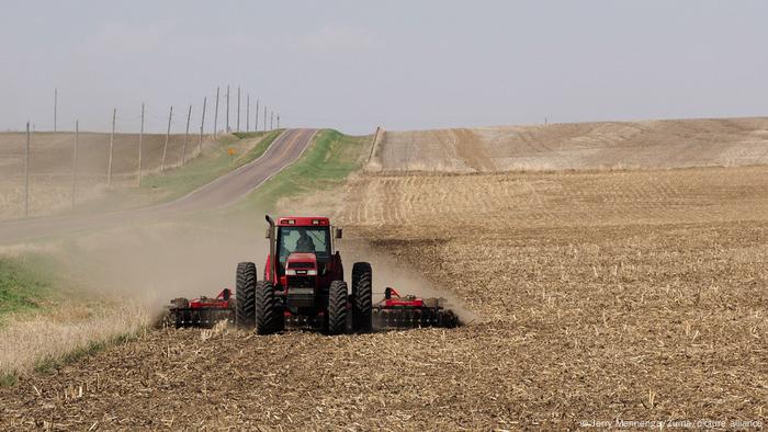 Un agricultor preparando un campo para la siembra de primavera en el condado rural de Plymouth, Iowa.