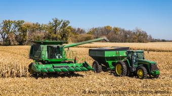 Dos cosechadoras de maíz en Estados Unidos.