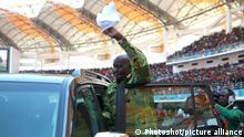 25.10.2014
(141025) -- LUSAKA, Oct. 25, 2014 () -- The country's first President Kenneth Kaunda gestures during Zambia's 50th independence anniversary celebration at the National Heroes Stadium in Lusaka, capital of Zambia, Oct. 24, 2014. Zambia on Friday held a grand ceremony to wrap up the celebrations for its 50th independence anniversary. (/Peng Lijun) (lmz)