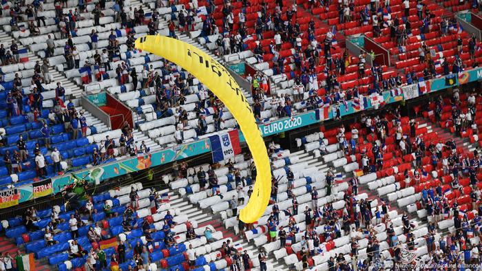Dos hombres resultaron heridos, fueron atendidos por los servicios médicos del estadio y trasladados al hospital para ser examinados, según la policía de Múnich. 