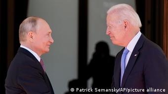 Президент РФ Владимир Путин (слева) и президент США Джо Байден во время встречи в Швейцарии, июнь 2021 года
