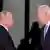 Foto mostra Vladimir Putin e Joe Biden, ambos de perfil e se olhando nos olhos. 