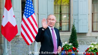 Владимир Путин машет рукой после встречи с Джо Байденом в Женеве