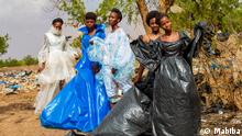 Beschreibung : Mode aus dem Plastik in Niger Niamey, Niger Top Model & Designerin ++++Rechte frei für das Magazin 77%++++