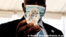 16.06.2021
Botswana President Mokgweetsi Masisi (R) holds a gem diamond in Gaborone, Botswana, on June 16, 2021. - Botswanan diamond firm Debswana said on June 16, 2021 it had unearthed a 1,098-carat stone that it described as the third largest of its kind in the world.
The stone, found on June 1, 2021 was shown to President Mokgweetsi Masisi in the capital Gaborone. (Photo by Monirul Bhuiyan / AFP) (Photo by MONIRUL BHUIYAN/AFP via Getty Images)