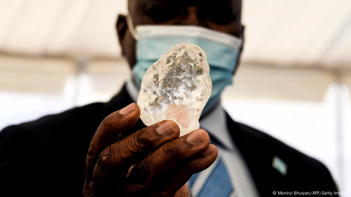Botswana President Mokgweetsi Masisi holds a gemstone diamond in Gaborone, Botswana on June 16, 2021. Botswana President Mokgweetsi Masisi holds a gemstone diamond in Gaborone, Botswana on June 16, 2021.