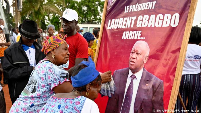 Wafuasi wa Gbagbo wakiwa na bango lenye picha yake katika mji wa Gagnoa Juni 13, 2021.