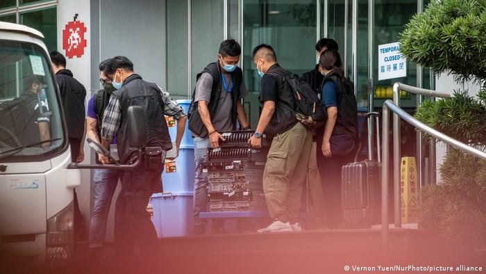 香港警方去年曾搜查蘋果日報總部，並查扣大量物品回去調查（資料照）