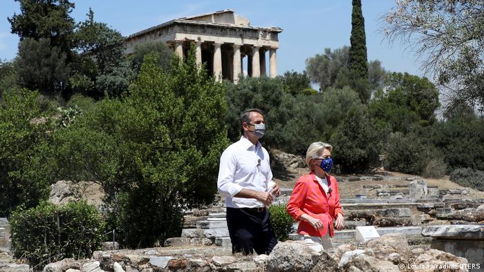 Tokom posete 2020. godine, predsednica Evropske komisije Ursula fon der Lajen (desno, na ovoj fotografiji sa grčkim premijerom Kirjakosom Micotakisom iz 2021.) zahvalila je Atini rekavši da je ona „naš evropski štit“