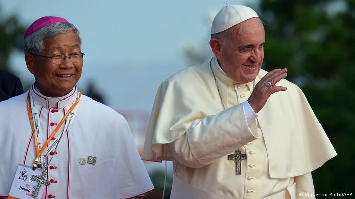 Papst Franziskus und Bishop Lazarus You Heung-sik