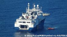 Barco de MSF espera un puerto con 376 migrantes rescatados