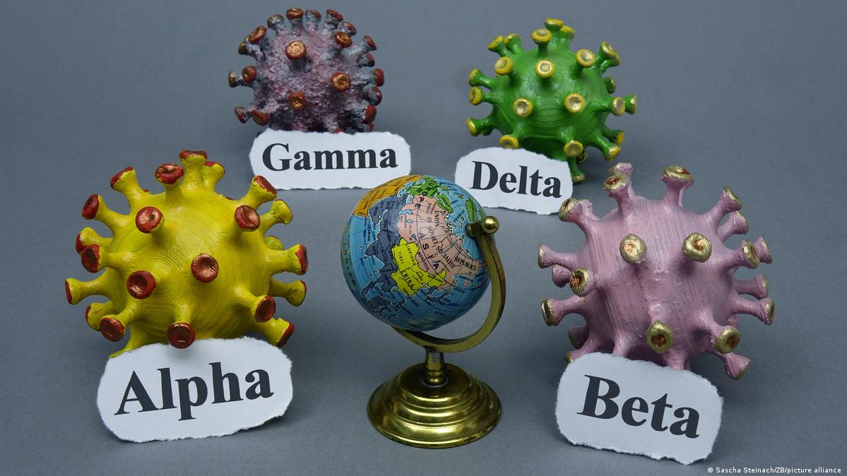 Foto simbólica com um globo e quatro representações de vírus