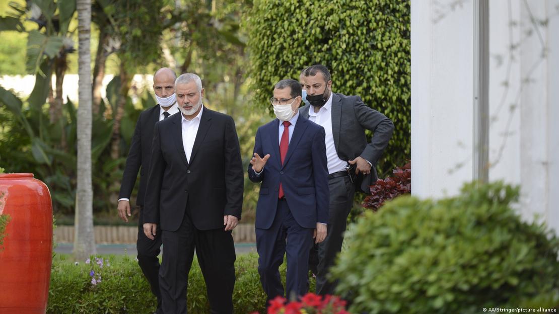 O chefe político do Hamas, Ismail Haniyeh (L), encontra-se com o primeiro-ministro do Marrocos, Saadeddine Othmani em Rabat, Marrocos