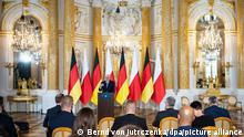 Bundespräsident Frank-Walter Steinmeier spricht bei einer deutsch-polnischen Diskussionsveranstaltung im Königsschloss. Bundespräsident Steinmeier ist zu einem eintägigen Besuch anlässlich des 30. Jahrestages des deutsch-polnischen Nachbarschaftsvertrages in Warschau (Polen).