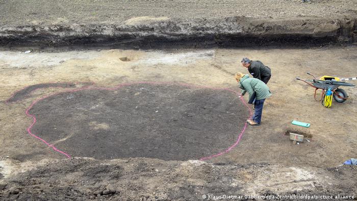Los arqueólogos junto a los hallazgos de un pozo. 