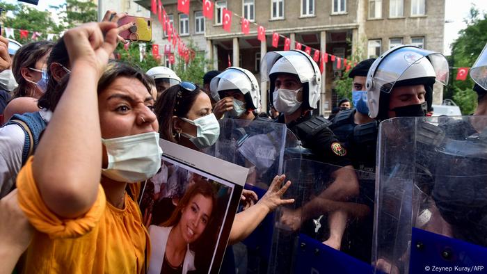 Arşiv - HDP İzmir İl Başkanlığı binasının basılarak, Deniz Poyraz'ın öldürülmesinin ardından İstanbul'da düzenlenen protesto gösterisi (17.06.2021)