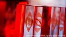 Blick auf die Awards bei der Verleihung des Grimme Online Award. Der undotierte Grimme Online Award gilt als wichtigste deutsche Auszeichnung für herausragende Online-Publizistik und wird seit 2001 verliehen. Oft lassen sich an ihm auch Trends des Jahres erkennen.