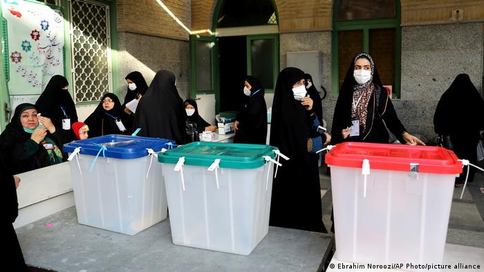 Foto de mujeres que preparan las urnas de votación en Irán