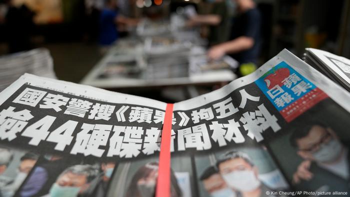 上周五香港《苹果日报》销售量激增，很多人一次性购买多份以示支持。