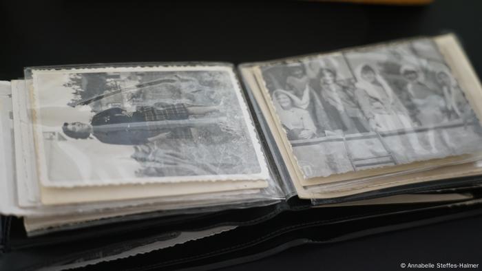 Ein kleines aufgeschlagenes Fotoalbum mit vergilbten Fotos darin Ein kleines aufgeschlagenes Fotoalbum mit vergilbten Fotos darin