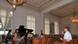 Guy Braunstein probt mit anderen Musikern im Festsaal des Bahnhofs Rolandseck Guy Braunstein probt mit anderen Musikern im Festsaal des Bahnhofs Rolandseck