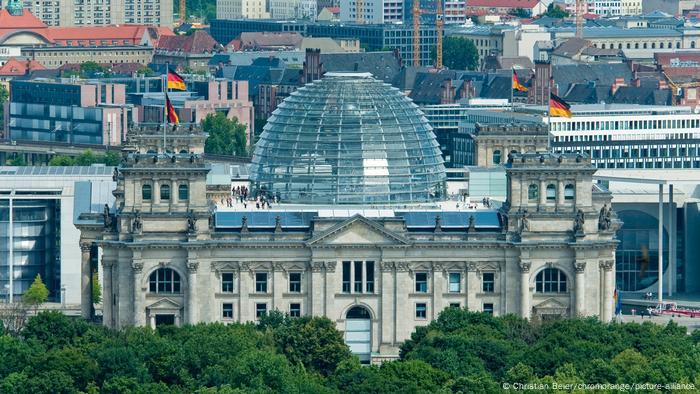 Bildergalerie Regierungsviertel | Blick auf den Reichstag, Berlin, Deutschland, Europa