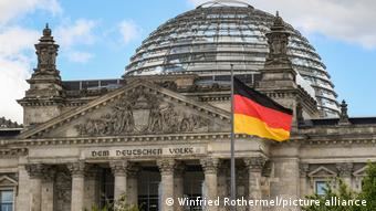 Bildergalerie Regierungsviertel | Deutsche Fahne ist aufgezogen vor dem Reichstagsgebäude