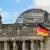Die deutsche Fahne ist vor dem Reichstagsgebäude aufgezogen 