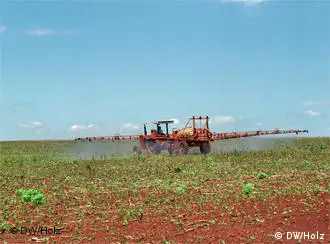 Tractor fumigando una plantación de soja en Paraguay.