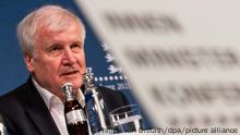 Horst Seehofer (CSU), Bundesinnenminister, spricht bei der Pressekonferenz zum Abschluss der Innenministerkonferenz. Die Frühjahrskonferenz der Innenminister und -senatoren der Bundesländer findet diese Woche im Europa-Park Rust statt. Themen der IMK sind die Verbrechensbekämpfung und die Bekämpfung extremistischer Tendenzen, aber auch die länderübergreifende Zusammenarbeit und das Pandemie- beziehungsweise Krisenmanagement von Bund und Ländern. +++ dpa-Bildfunk +++
