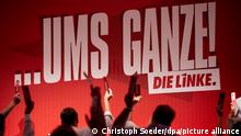 Genossen halten beim Landesparteitag von Die Linke Brandenburg Stimmkarten in die Höhe. Im Mittelpunkt des Parteitages steht die Verabschiedung des Wahlprogramms für die Landtagswahl 2019. +++ dpa-Bildfunk +++