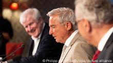 Horst Seehofer (CSU, l-r), Bundesinnenminister, Thomas Strobl (CDU), Innenminister von Baden-Württemberg, und Joachim Herrmann (CSU), Innenminister von Bayern, sitzen bei der Pressekonferenz zum Abschluss der Innenministerkonferenz auf einem Podium. Die Frühjahrskonferenz der Innenminister und -senatoren der Bundesländer findet diese Woche im Europa-Park Rust statt. Themen der IMK sind die Verbrechensbekämpfung und die Bekämpfung extremistischer Tendenzen, aber auch die länderübergreifende Zusammenarbeit und das Pandemie- beziehungsweise Krisenmanagement von Bund und Ländern.