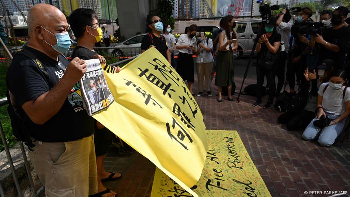 在法庭外声援苹果日报的示威者