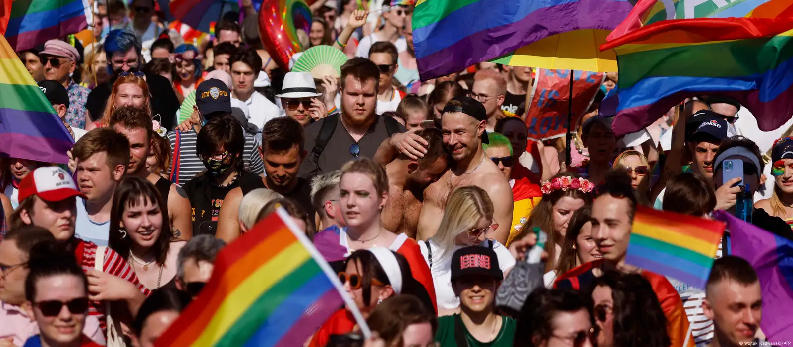 ЕК подает в суд на Венгрию и Польшу за нарушение прав ЛГБТ – DW – 15.07.2022