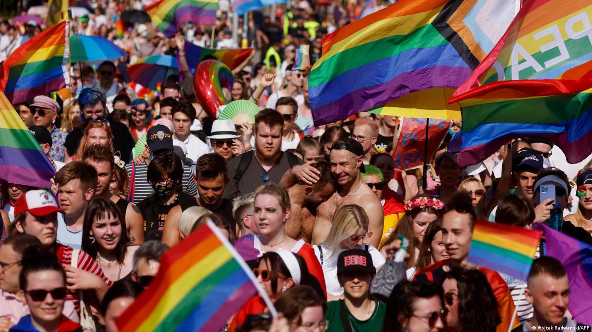 В Варшаве тысячи людей вышли на улицы в поддержку ЛГБТ – DW – 19.06.2021