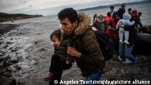 Ein Boot mit 54 afghanischen Flüchtlingen, darunter vierundzwanzig Kinder, kommt auf der griechischen Insel Lesbos an. Das UN-Flüchtlingshilfswerk legt einen Bericht über neueste Entwicklungen vor. +++ dpa-Bildfunk +++