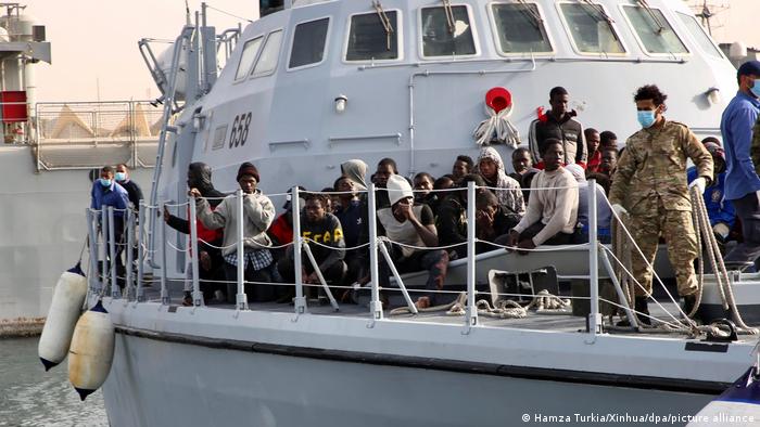 Libyens Küstenwache rettet Migranten in Seenot