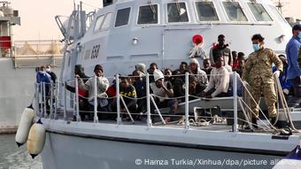 Σκάφος της λυβικής ακτοφυλακής με πρόσφυγες