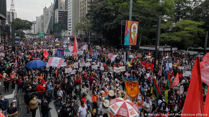 Brasilien | Demonstranten protestieren gegen den brasilianischen Präsidenten Jair Bolsonaro