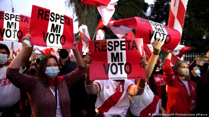 Pendukung Keiko Fujimori menggelar protes di Lima, 19 juni 2021