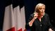 Ultradiretista Marine Le Pen discursa em um pódio Ultradiretista Marine Le Pen discursa em um pódio