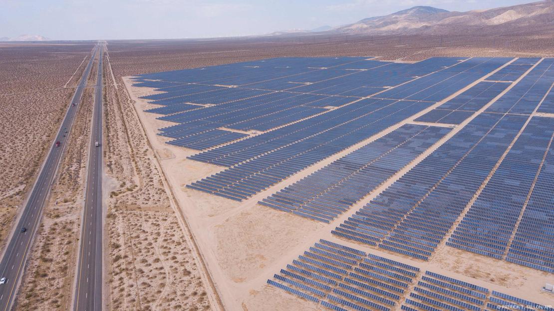 Luftbild: ein Solarpark in Kaliforniens Mojave-Wüste 