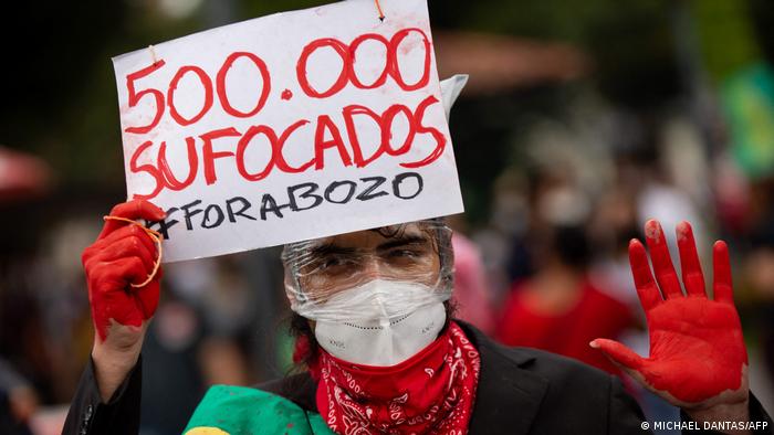 Manifestación en Brasil este sábado: 500.000 asfixiados, se lee en la pancarta, junto al hagstag #ForaBozo (fuera Bolsonaro)