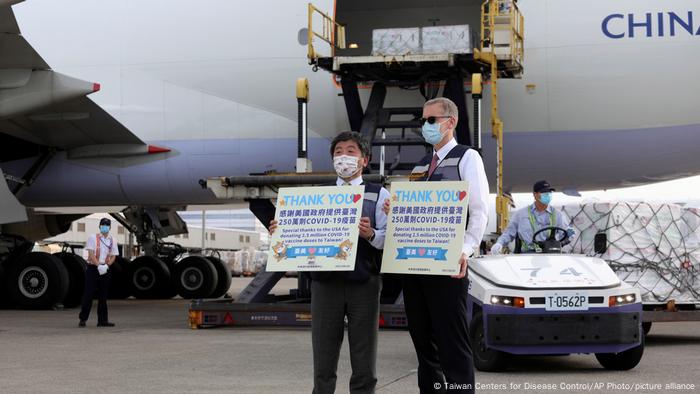 Taïwan accueille un avion cargo de China Airlines transportant des vaccins contre le COVID-19 