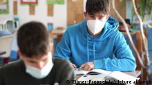 Deutschland | Coronavirus | Schüler mit FFP2 Masken